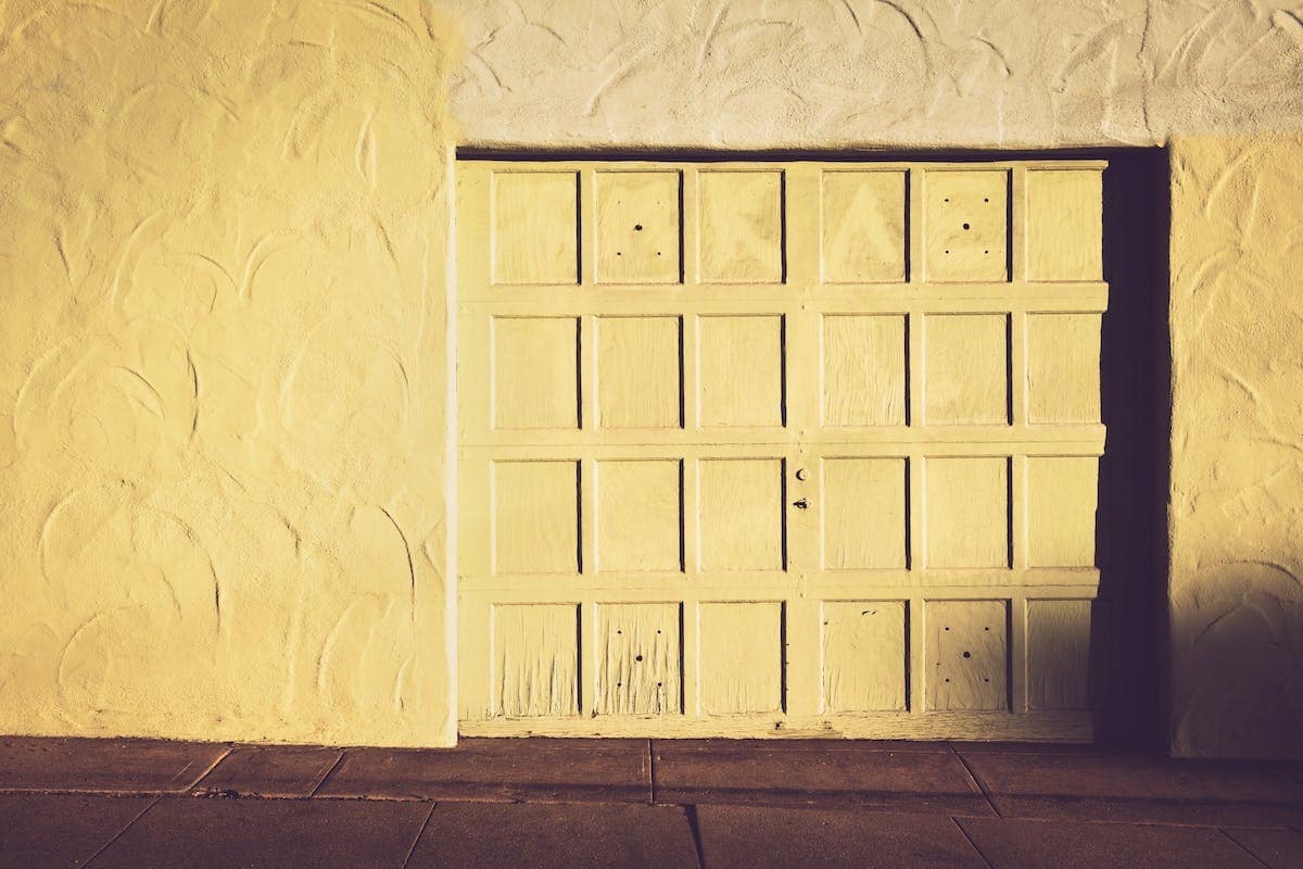 Comment bien isoler une porte de garage coulissante pour garantir une étanchéité optimale Pingoo