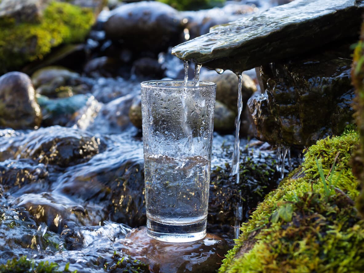 Les différences entre l'eau faiblement minéralisée et l'eau de source