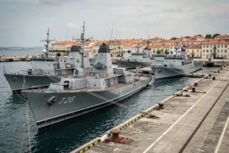 Vue panoramique de la rade de Toulon avec les navires de guerre de la Marine nationale amarrés au port militaire