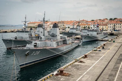 Vue panoramique de la rade de Toulon avec les navires de guerre de la Marine nationale amarrés au port militaire